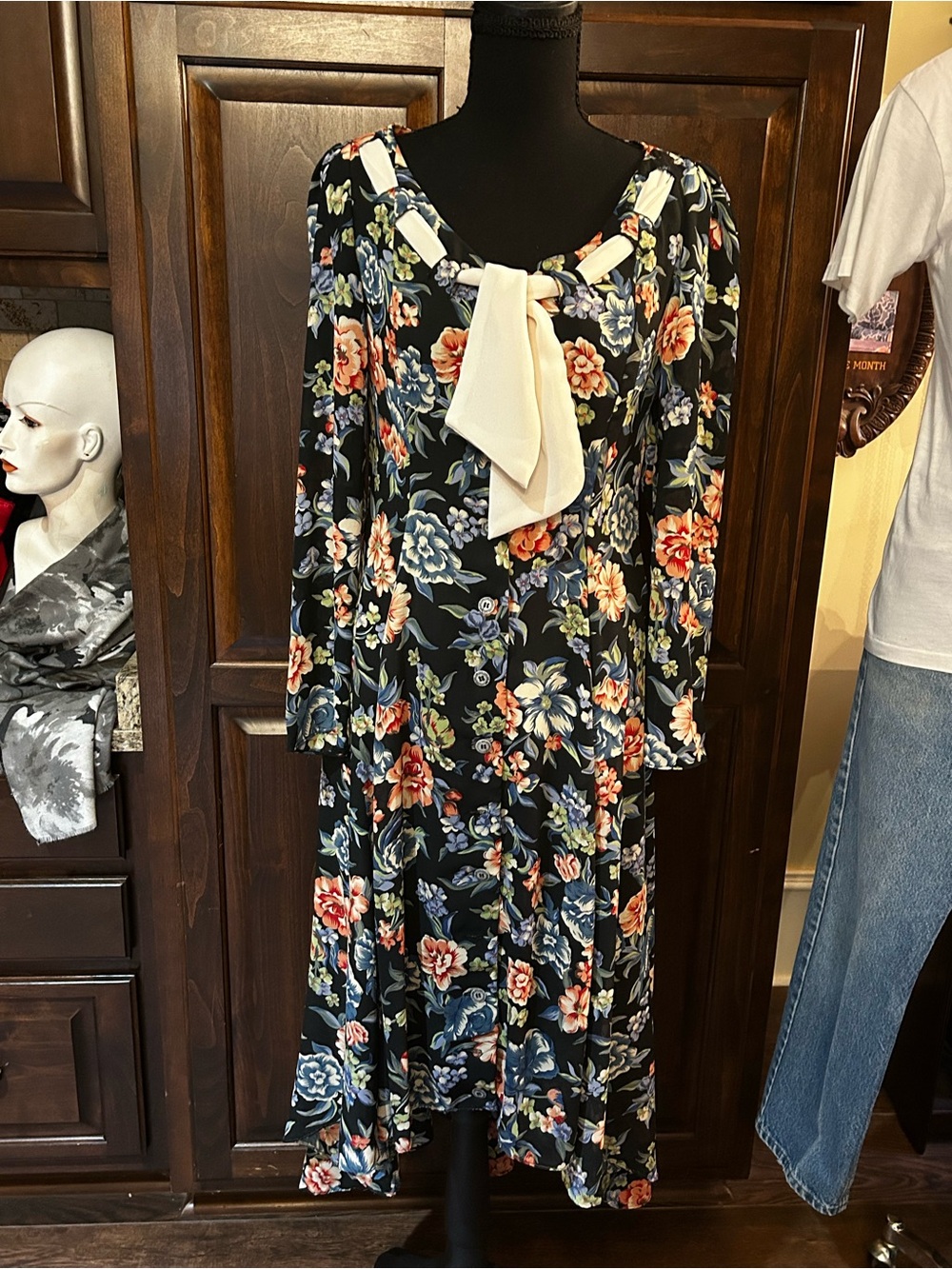 Cynthia Rowley Sz 6 Women's navy Floral Tie-Neck Dress